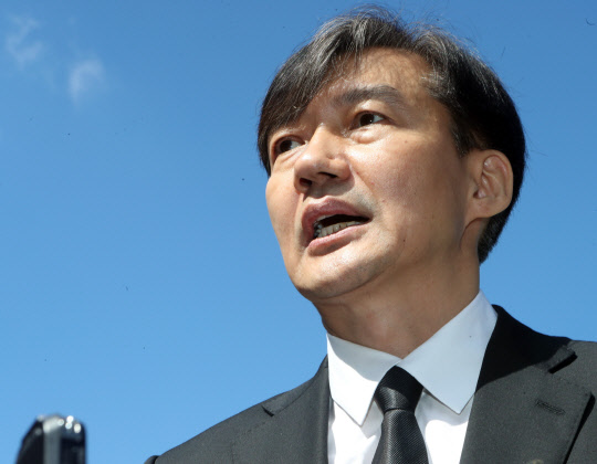 고 김홍영 검사 묘소 참배한 조국 장관         (부산=연합뉴스) 조국 법무부 장관이 14일 오전 부산 기장군 부산추모공원에 안장된 고 김홍영 전 검사 묘소에 참배한 뒤 소감을 말하고 있다. 김 전 검사는 서울남부지검 형사부에 근무하던 2016년 5월 업무 스트레스와 직무 압박감을 토로하는 내용의 유서를 남기고 서른셋의 나이에 목숨을 끊었다.